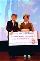 大傳四楊尊典（右一）和資傳四陳美鳳的「街頭塗鴉」新聞專題，勇奪「2009 Wow福爾摩沙怎麼Young」影片組冠軍，圖為楊尊典上台領獎。（圖�楊尊典提供）