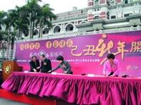 圖為文錙藝術中心副主任張炳煌（左一）、總統府祕書長詹春柏（左二）、文建會主委黃碧端（右二）、淡江大學校長張家宜（右一）於「己丑新年開筆大會」現場揮毫。（圖�張炳煌提供）