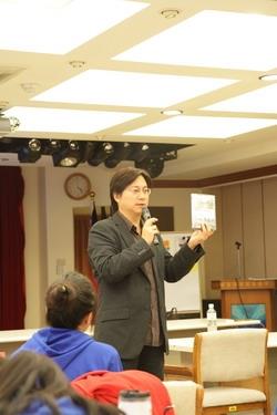 資深媒體人大傳系校友楊樺，分享在職場上打滾多年的經驗，同學們聽得津津有味。（攝影�王家宜）