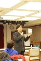 資深媒體人大傳系校友楊樺，分享在職場上打滾多年的經驗，同學們聽得津津有味。（攝影�王家宜）