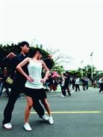 新學期展開，許多社團擺攤招攬新血加入。圖為國標社賣力熱舞。（攝影�劉瀚之）