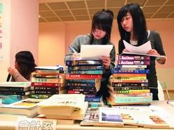 二手書拍賣會吸引同學撿好康。圖為同學統計販售的書目。（攝影�劉瀚之）