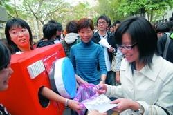 圖為生輔組與春暉社於上週為「你敢抽，我敢PO菸害檢舉達人大賽」造勢，同學扮成相機、菸盒等，邀全校師生凝聚反菸力量。（攝影�黃士航）