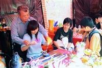 竹友會的「琉璃DIY」，吸引許多同學體驗。（攝影�黃士航）