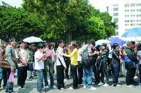 「2009春季北區大學校際聯合愛心勸募義賣活動」發送福袋，吸引人潮。（攝影�洪翎凱）