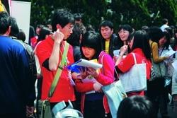 「2009年校園徵才博覽會」於上月26日熱鬧舉行，學生把握機會投履歷。（攝影�黃士航）
