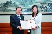 本校保險系系友黃莉智（圖右），現為永和秀朗國小教師、義務為921災童課後輔導及偏遠地區學童補救教學，深耕於教育不遺餘力，日前獲得中國青年救國團  年青年獎章。（照片�黃莉智提供）