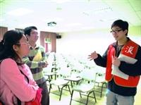 本校派出考生服務隊，服務前來本校甄試的身心障礙生，親切的態度讓考生及家長都稱讚。（攝影�劉瀚之）