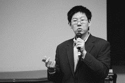 建築系系友李怡志回母校分享「人脈」與「品牌」的重要性。（圖�洪翎凱）