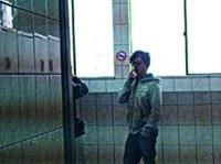 生輔組與春暉社舉辦「你敢抽，我敢PO菸害檢舉達人」活動，不少學生在校內違規吸菸的照片被貼在公布欄，達到警惕作用。（圖�春暉社提供）