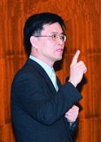 教評組組長白滌清在全面品質管理研習會，以生動的手勢演說。（攝影�馮文星