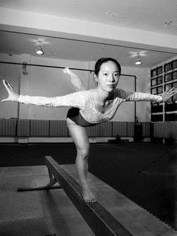 保險三徐湘婷熱愛體操，雖然沒有教練指導，仍不斷自我惕厲、精進，連續三年蟬聯全國大專校院運動會體操競賽平衡木冠軍。（圖�劉瀚之）