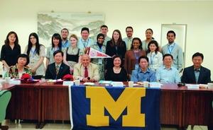 美國密西根大學福林特分校師生訪問團於12日蒞校交流，體驗內容豐富，一行人快樂地與本校國交處同仁合影。（攝影�白辰幃）