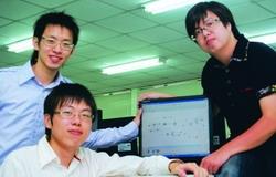 李秉諺（左下）、廖宏吉（右）、廖程楷（左上）獲「2009年度程序設計競賽」亞軍。（攝影�曾煥元）