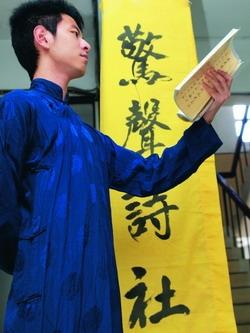 驚聲詩社教你吟唱詩詞。（攝影�劉瀚之）