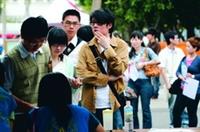 本校18日舉辦就業博覽會，吸引大批畢業生回校面試。（攝影�劉瀚之）