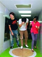 學生爭相體驗風洞，陣陣強風吹來，幾乎站不住腳，體驗完之後直呼新鮮又好玩！（攝影�劉瀚之）