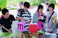 資傳系學生擺二手市集學行銷，吸引許多學生前往選購。（攝影�洪翎凱）
