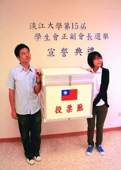 第15屆學生會正、副會長由陳聖致及陳惟真當選，下學年起，他們將背負著全校同學們的期待與責任，提升同學對權益的意識。（攝影�林奕宏）
