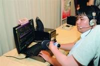 視障遠距工作中心成員陳俊源現場示範電訪，贏得好評。（攝影�洪翎凱）