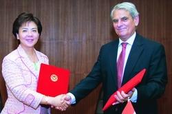 校長張家宜與匈牙利科維努思大學校長（右）簽訂學術合作交流協議書。（攝影�馮文星）