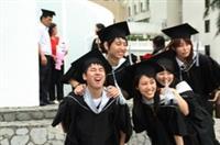 許多畢業生在校園內拍照留念，抓住在校園裡最後的美好時光。（攝影�洪翎凱、林奕宏、張豪展）