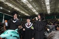 畢業生致詞代表大傳四陳ＯＯ一出場就幽默道出大學四年「選不到課、A館B館分不清楚… …」等煩惱，並與資傳四趙心華、鄭欣怡演出3人相聲，逗得師生們笑聲連連，當中穿插感性的朗誦，道出畢業生們不捨的心情，緊接著突然轉變成動感rap，令全場歡聲雷動。（攝影�洪翎凱）