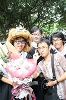畢業生展現創意，自備瑪莉歐、獅子等樣式的「專屬學士帽」，在校園內特別顯眼。（攝影�張豪展、劉瀚之）