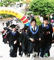早上9時「校園巡禮」開始，各學院院長及系主任帶領畢業生遊校園，經由活動中心、海報街、福園，最後踏上五虎崗階梯，畢業生們有說有笑的談著當時在校內的回憶。創辦人張建邦、校長張家宜等師長、貴賓，也在紹謨紀念體育館前列隊，迎接畢業生入場。（攝影�吳佳玲）