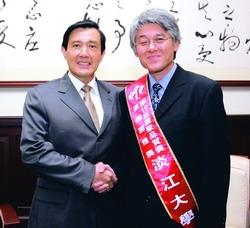 總統馬英九日前接見今年國家品質獎得主，行政副校長高柏園（右）代表本校出席，馬總統對本校蘭陽校園辦學理念，表達高度興趣。（圖�總統府提供）