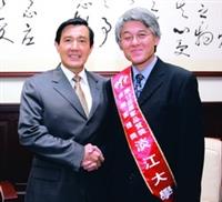 總統馬英九日前接見今年國家品質獎得主，行政副校長高柏園（右）代表本校出席，馬總統對本校蘭陽校園辦學理念，表達高度興趣。（圖�總統府提供）