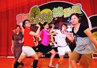學長姐參加校園活動，活潑的表演，自信秀出自己。