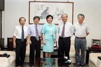 校友楊朝諭(右二)回校分享經驗並與校長張家宜(右三)、學術副校長陳幹男(左一)等人會面，相談甚歡。（圖�遠距組提供）