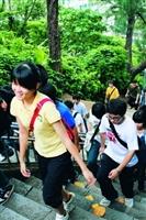 新生們努力邁步登克難坡。（圖�吳佳玲）