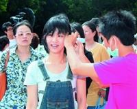 上緊發條全力防疫！新生講習量體溫