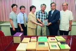 長崎大學教授富永義則（右二）上週贈送500本書籍給本校，由理學院院長王伯昌（右三）及圖書館館長黃鴻珠（左三）代表接受。圖中右一為長崎大學環境科學部副部長連清吉，左一為化學系系主任吳嘉麗，左二為化學系教授魏和祥。（圖�林奕宏）