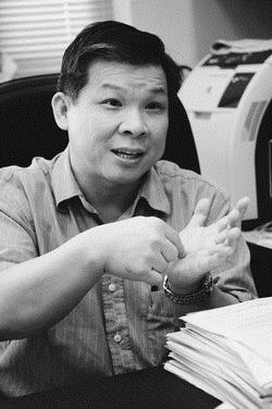 化學系教授李世元說話總是帶著手勢，他與台大研究團隊合作，找出的化合物台大病毒崩，可崩解流感病毒。（圖�王文彥）
