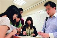 歐研所副教授林立所授課程豐富有趣，260人大班課，一開放選課就額滿，被學生封為「秒殺老師」。（圖�林奕宏）