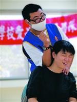 操勞全寫在臉上 老師您辛苦了！