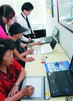 參觀「e筆書畫藝術展」者，爭相試用e筆書畫系統。（圖�曾煥元）