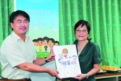 新任文學院院長邱炯友（左）代表文學院同仁，送給卸任院長趙雅麗一張寫滿祝福的卡片。（圖�凃嘉翔）