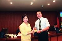行政會議中，校長室秘書黃文智（右）接受校長張家宜頒獎。（圖�凃嘉翔）