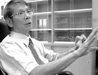 產經系講座教授麥朝成個性謙和、拘謹，但一談到經濟學，眼神就立刻充滿熱情光采，侃侃而談。（攝影�曾煥元）