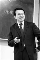 產經系於本月　日邀請中央大學經濟系教授徐之強講授「外人直接投資與景氣循環」，讓同學與時俱進、吸收新知。（攝影�劉瀚之）