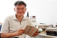 西語系副教授林盛彬好學不倦，重當學生，日前獲法國巴黎索邦第四大學及本校中文系雙博士學位，為本校透過姊妹校雙學位合作計畫，取得雙博士第一人。（攝影�陳怡菁）