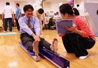 亞洲所所長胡慶山參加體育諮詢，了解體能情況，再選擇適當的運動項目。（攝影�陳怡菁）