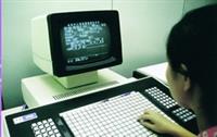 現在我們打開電腦就可以打字，以前可是要有專門「中文字排版的機器」才能作業。