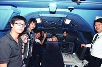 資工系系友、長榮航空董事長林寶水安排資工系同學參訪長榮航空，並實際進入駕駛模擬艙體驗。