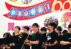 校友於校慶當天組成合唱團獻唱，祝賀母校生日快樂。（攝影�陳怡菁）