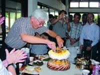數學系系友特地返校為系上教授楊國勝（中間切蛋糕者）慶生，現場溫馨感人（圖�數學系提供）